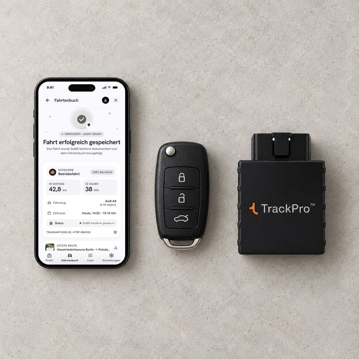 Handy mit gespeicherter Fahrt in der TrackPro App, daneben Autoschlüssel und OBD-Stecker