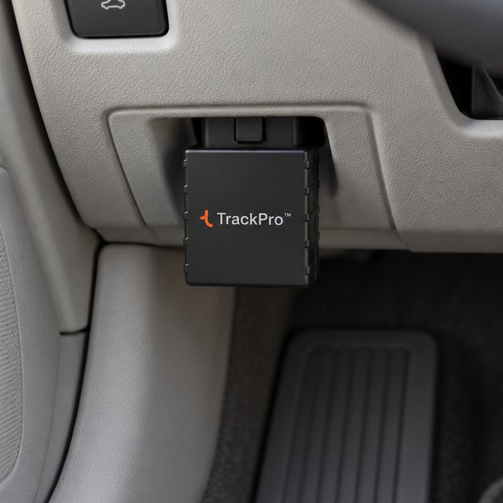 TrackPro OBD-Stecker steckt in der OBD-Buchse unter dem Armaturenbrett links